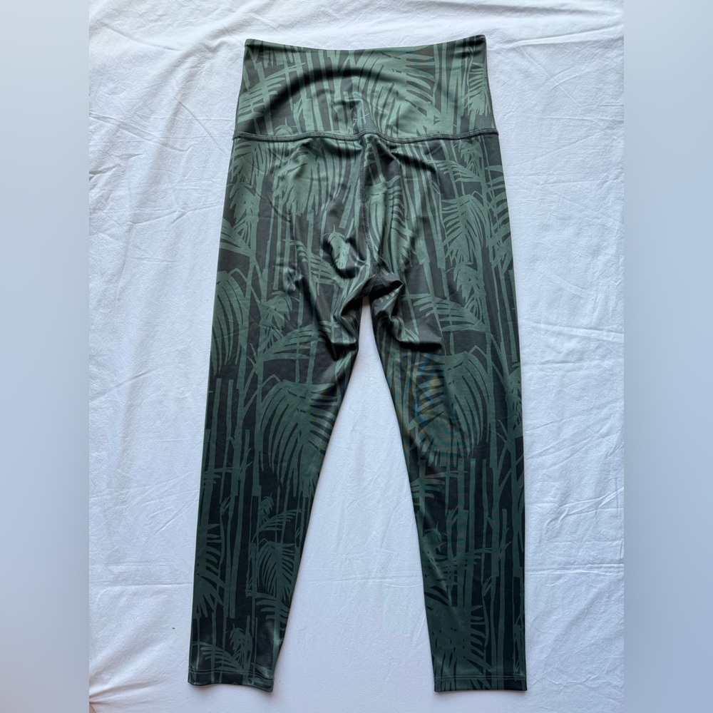 Beyond Yoga High Waisted Green Bamboo Fields Cropped Leggings Large - Picture 4 of 13